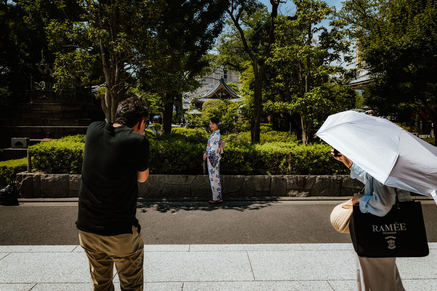 Fotografo al lavoro in una strada di Asakusa, Tokyo
