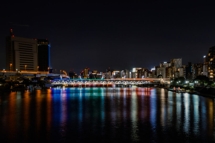 Skyline di Asakusa riflesso nel fiume durante la notte, Tokyo