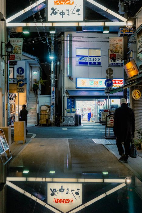 Tokyo asfalto segnaletica gialla, fotografia di viaggio e street photography in Giappone