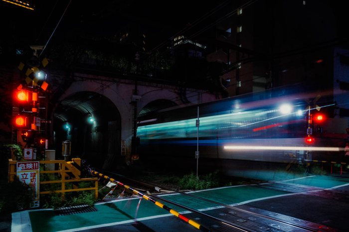 Tokyo auto riflessi citta, fotografia di viaggio e street photography in Giappone