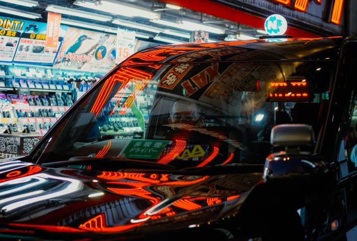 Tokyo auto riflessi neon, fotografia di viaggio e street photography in Giappone