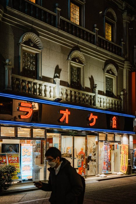 Tokyo auto riflesso vetrina, fotografia di viaggio e street photography in Giappone