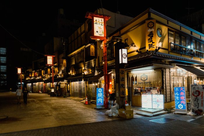 Tokyo autobus incrocio notte, fotografia di viaggio e street photography in Giappone