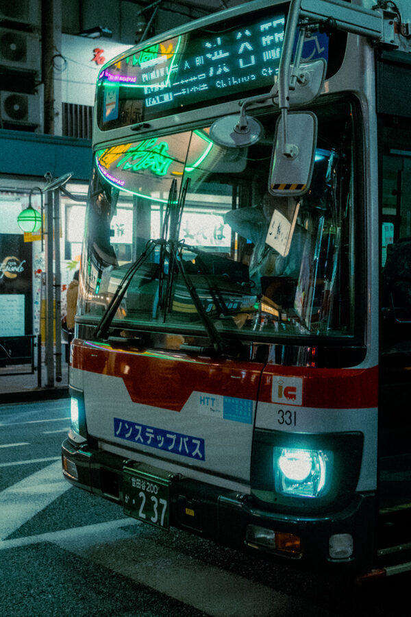 Autobus urbano illuminato nella notte, Tokyo