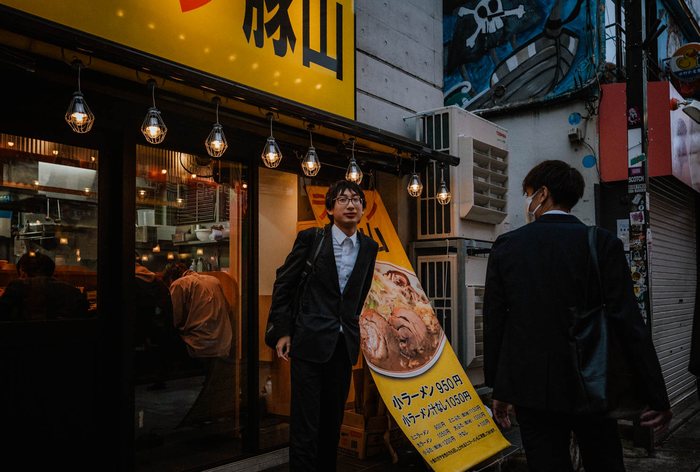 Tokyo banco izakaya clienti, fotografia di viaggio e street photography in Giappone