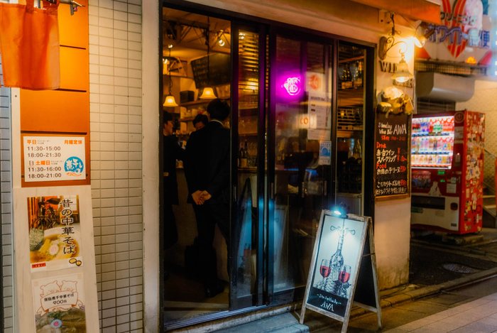 Tokyo bancone ristorante strada, fotografia di viaggio e street photography in Giappone