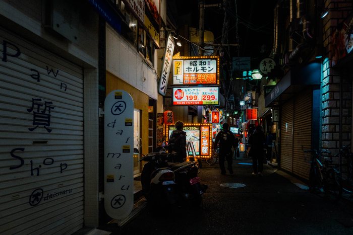 Tokyo bar insegna rossa, fotografia di viaggio e street photography in Giappone