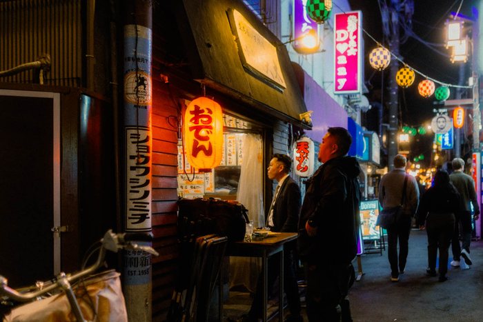 Tokyo bar rosa tenda, fotografia di viaggio e street photography in Giappone