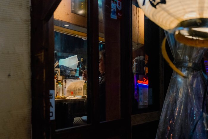 Tokyo bottega vetrina luce, fotografia di viaggio e street photography in Giappone