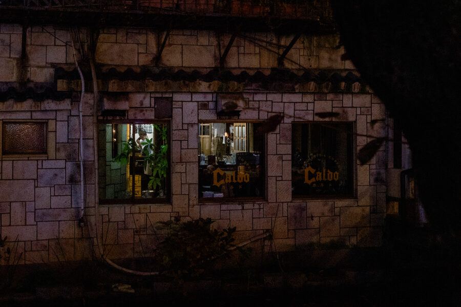 Facciata scura di un café nella notte, Tokyo
