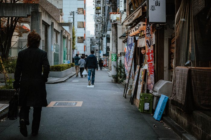 Tokyo ciclista incrocio giorno, fotografia di viaggio e street photography in Giappone