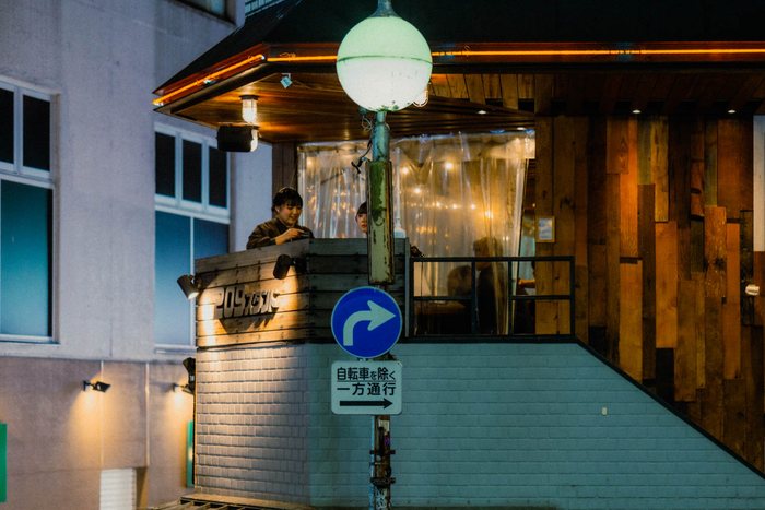 Tokyo cliente caffe vetrina, fotografia di viaggio e street photography in Giappone