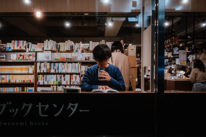 Tokyo clienti bancone vicolo, fotografia di viaggio e street photography in Giappone