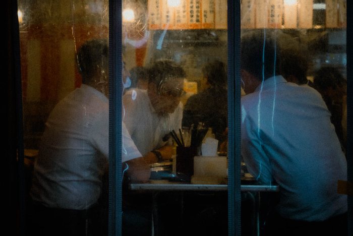 Tokyo clienti ristorante vetro, fotografia di viaggio e street photography in Giappone