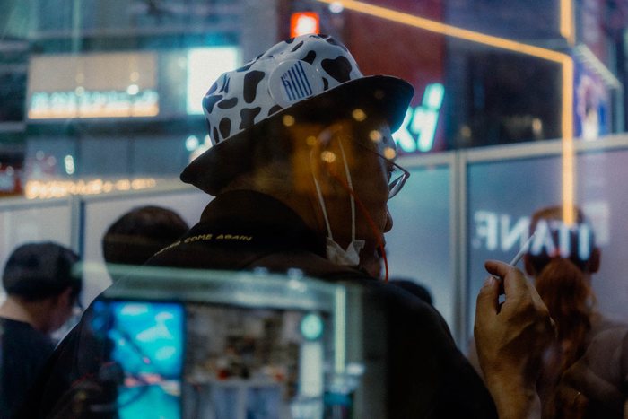 Tokyo coppia marciapiede, fotografia di viaggio e street photography in Giappone
