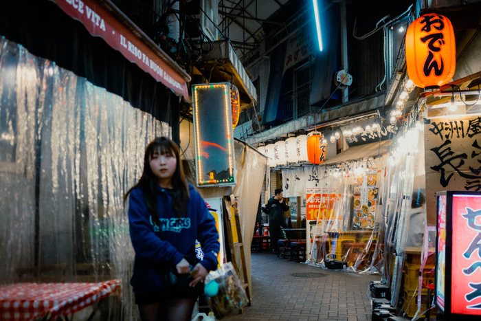 Tokyo coppia tenda plastica, fotografia di viaggio e street photography in Giappone