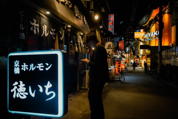 Tokyo corridoio bianco notte, fotografia di viaggio e street photography in Giappone