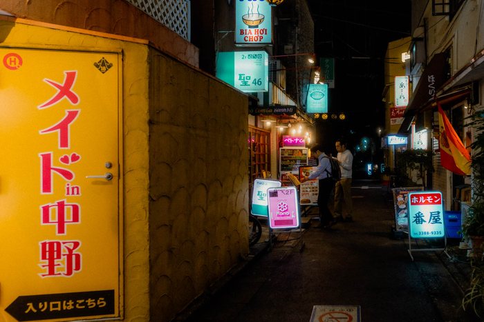 Tokyo donna cammina semaforo, fotografia di viaggio e street photography in Giappone