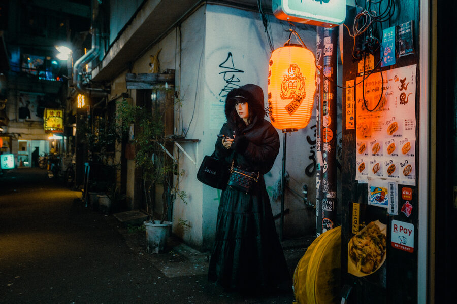 Donna legge il menu davanti a un ristorante, Tokyo