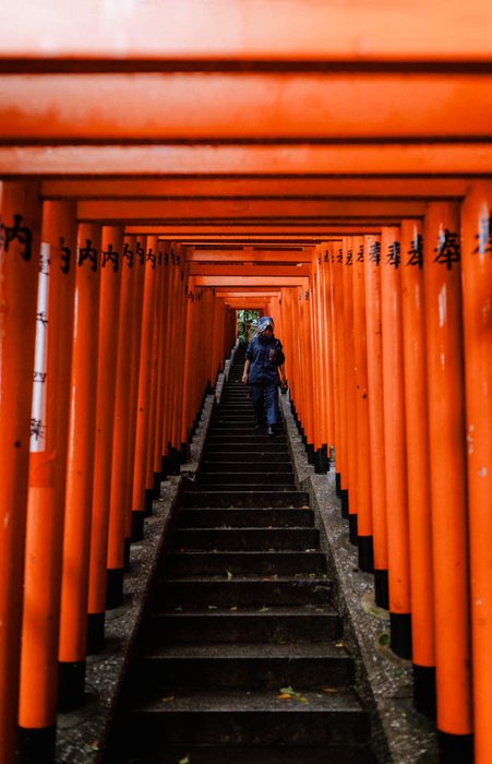 Tokyo donna scale ristorante, fotografia di viaggio e street photography in Giappone