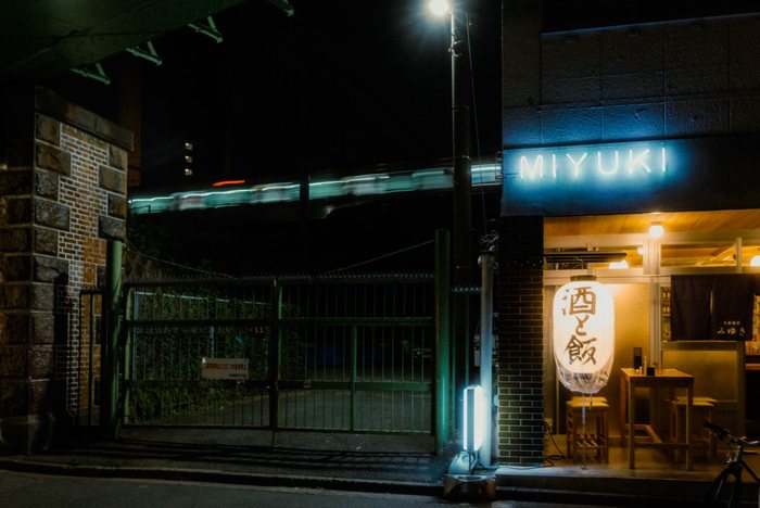 Tokyo donna vestito rosso strada, fotografia di viaggio e street photography in Giappone