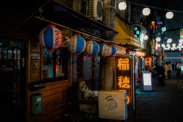 Tokyo donna vicolo sera, fotografia di viaggio e street photography in Giappone