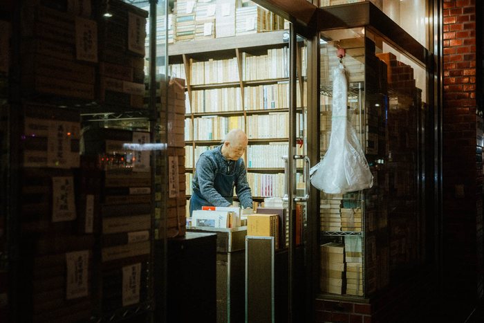 Tokyo edificio gatto notte, fotografia di viaggio e street photography in Giappone