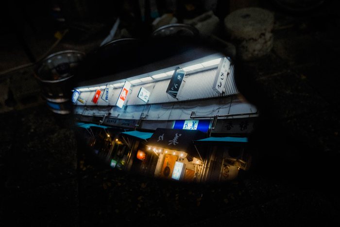 Tokyo edificio lanterne notte, fotografia di viaggio e street photography in Giappone