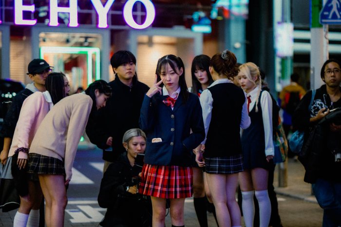 Tokyo edificio notturno lanterne, fotografia di viaggio e street photography in Giappone