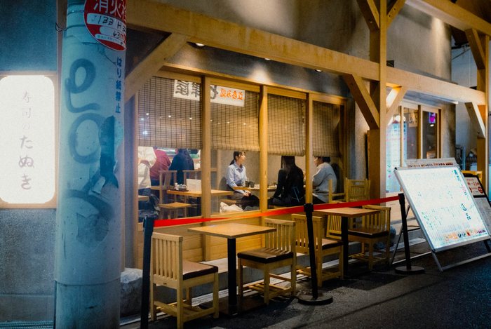 Tokyo facciata minimale notte, fotografia di viaggio e street photography in Giappone
