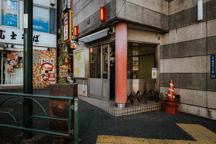 Tokyo fermata autobus vetro, fotografia di viaggio e street photography in Giappone