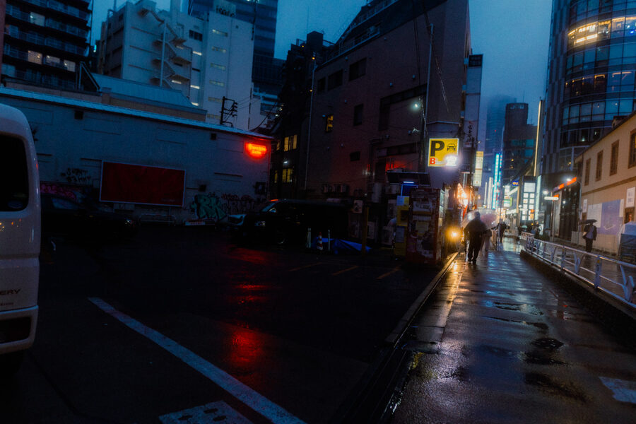Figura con ombrello in un vicolo notturno, Tokyo