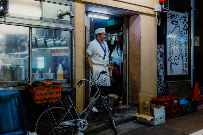 Tokyo finestra buia luce interna, fotografia di viaggio e street photography in Giappone