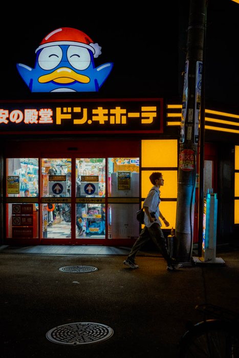 Tokyo folla lanterne ristoranti, fotografia di viaggio e street photography in Giappone