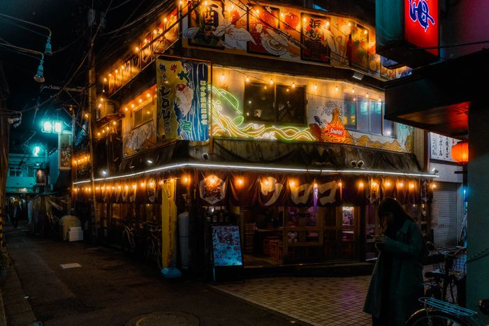 Tokyo folla vicolo lanterne, fotografia di viaggio e street photography in Giappone