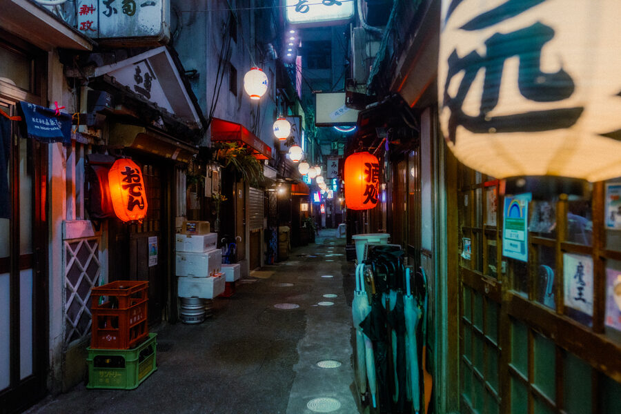 Vicolo del Golden Gai con lanterne e piccoli locali, Shinjuku, Tokyo