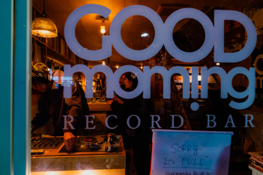 Insegna luminosa del Good Morning Record Bar, Tokyo