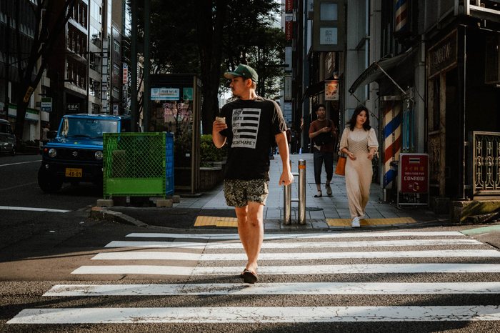 Tokyo impiegato schermo stazione, fotografia di viaggio e street photography in Giappone