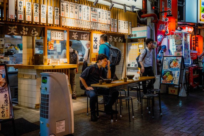 Tokyo incrocio citta notte, fotografia di viaggio e street photography in Giappone