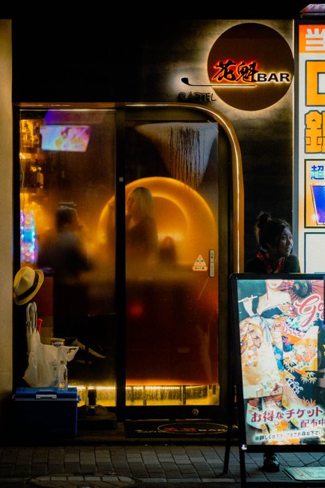 Tokyo incrocio edificio azzurro, fotografia di viaggio e street photography in Giappone