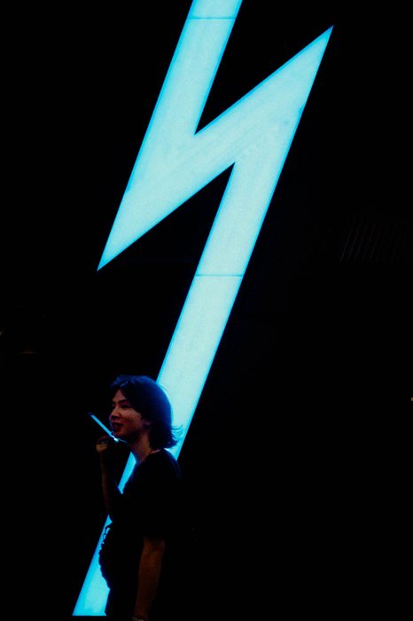 Tokyo insegna verticale notte, fotografia di viaggio e street photography in Giappone