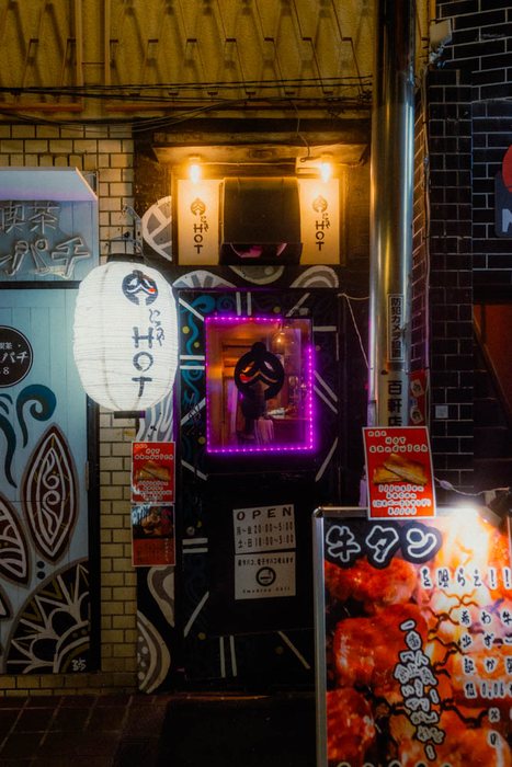 Tokyo interno caffe bianco, fotografia di viaggio e street photography in Giappone