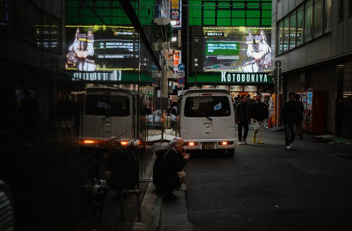 Tokyo izakaya clienti bancone, fotografia di viaggio e street photography in Giappone