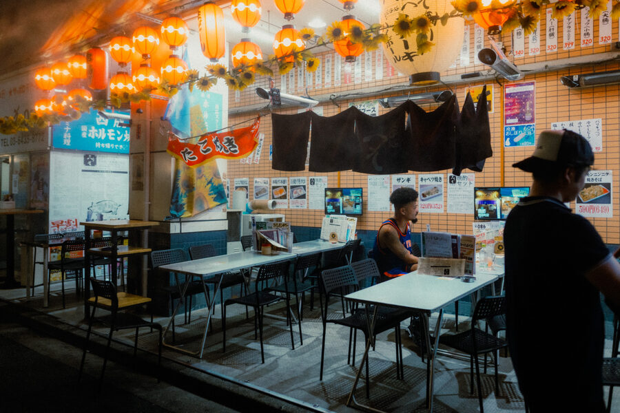 Interno di un izakaya illuminato da file di lanterne, Tokyo