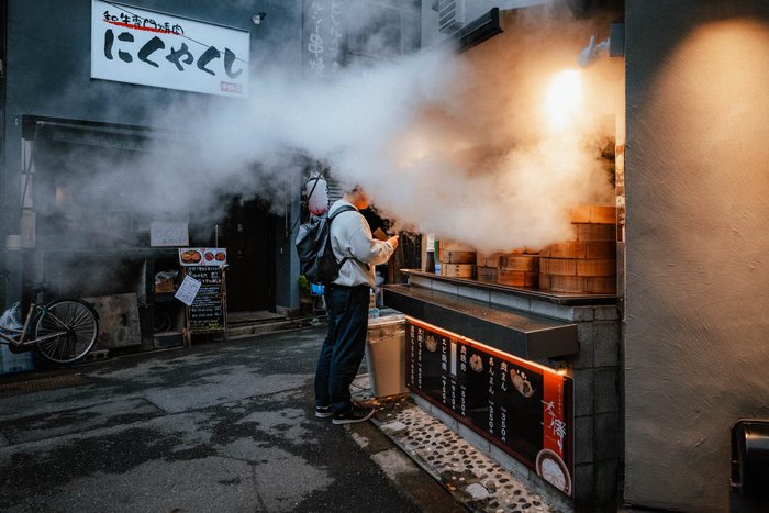 Tokyo izakaya lanterna arancione, fotografia di viaggio e street photography in Giappone