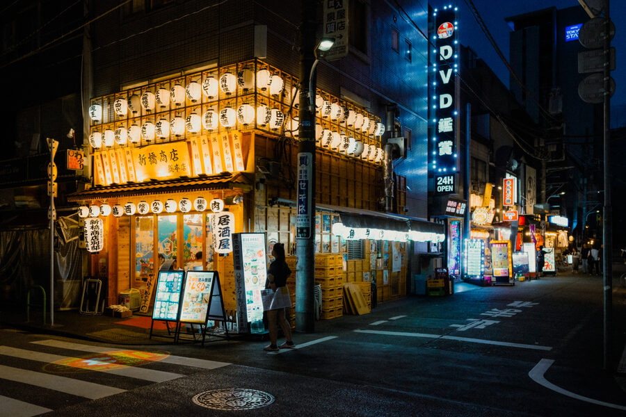 Izakaya ricoperto di lanterne nella notte, Tokyo