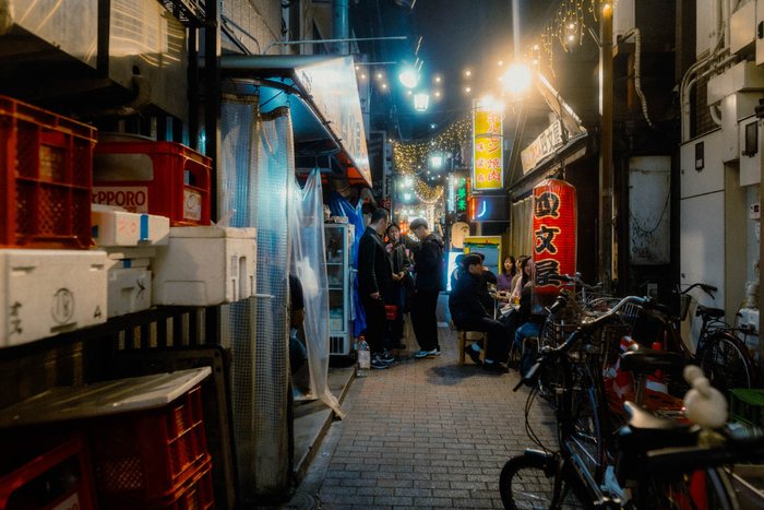 Tokyo izakaya tenda nera, fotografia di viaggio e street photography in Giappone