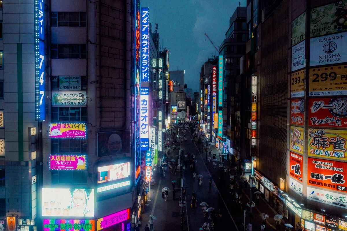La strada delle insegne al neon vista dall’alto sotto la pioggia, Kabukichō, Tokyo