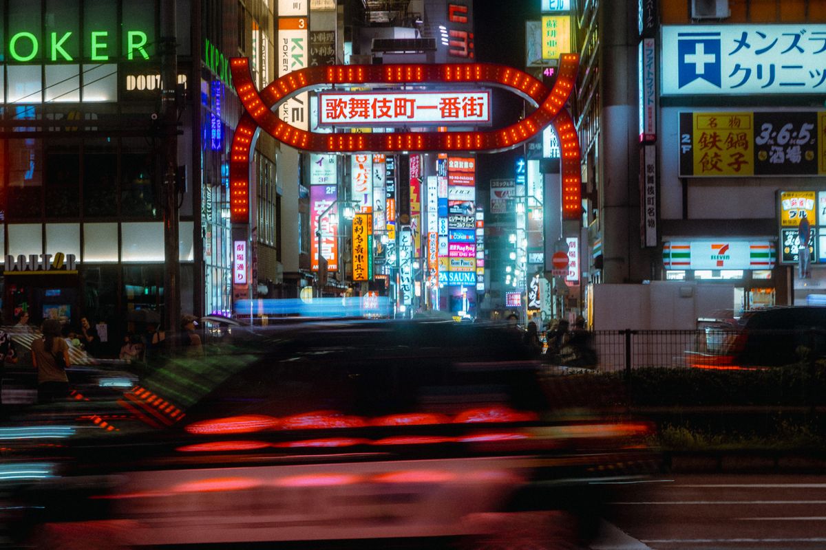 Il portale di Kabukichō Ichibangai con un’auto in movimento in primo piano, Tokyo