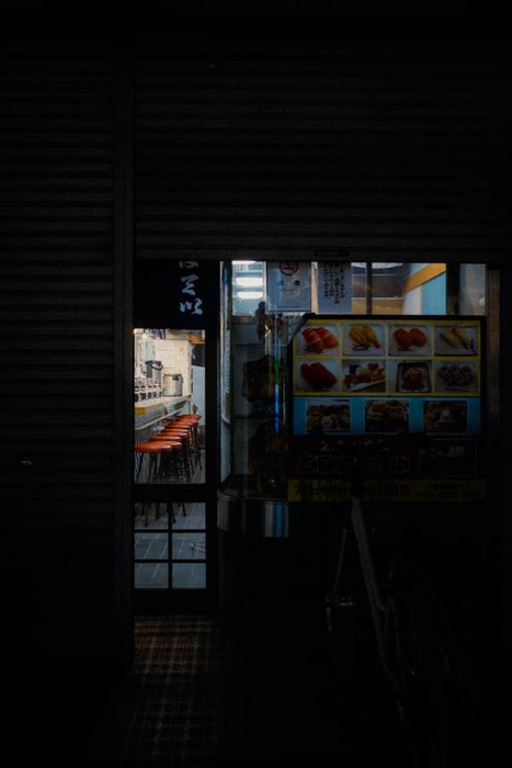 Tokyo lanterne vicolo pioggia, fotografia di viaggio e street photography in Giappone